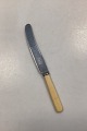Firth Sheffield 
Stainless 
Spisekniv med 
skaft i hvidgul 
bakelit. Måler 
23,7 cm / 9,33 
in. Brugt ...