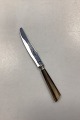 Rustfri Kniv 
med Hornskaft. 
Mærket ukendt. 
Måler 24,5 cm / 
9,64 in. I fin 
men brugt 
stand.