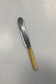 C. Nyrop 
Stainless 
Spisekniv med 
benskaft i 
lysegult. 
Sandsynligvis 
fra begyndelsen 
af forrige ...