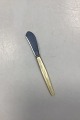 Lundtofte 
Smørkniv med 
lysegult 
perlemorsskaft 
i plast. I god 
stand. 
Måler 16,5 cm 
/ 6,49 in.