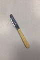 Raadvad Rustfri 
Spisekniv med 
gulligt 
plasthåndtag/kunsthorn.
 I god stand. 
Måler 21 cm / 
...