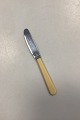Raadvad Rustfri 
Spisekniv med 
hvidgulligt 
plasthåndtag/kunsthorn.
 I god stand. 
Måler 20,6 cm 
...