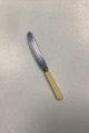 Raadvad Rustfri 
Frokostkniv med 
gulligt 
plasthåndtag/kunsthorn.
 I god stand. 
Måler 20,3 cm 
/ ...