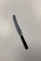 Raadvad Rustfri 
Spisekniv med 
sort 
bakelit/plasthåndtag.
 I god stand. 
Måler 24,3 cm 
/ 9,56 in.