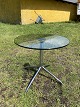 Sofabord med 
metalstel og 
glasplade uden 
de store 
brugsspor.
Højde: 49 cm. 
Diameter: 55 
cm.