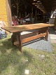 Gammelt 
plankebord i 
massiv fytræ. 
fremstor med 
aldersrelaterede 
brugsspor.
Højde: 75 cm. 
...