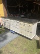 Stor malet disk 
med skuffer. 
fremstår uden 
store 
brugsspor.
Højde 106 cm. 
Bredde: 284 cm. 
...