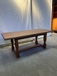 Sofabord i 
massiv egetræ 
står uden de 
store 
brugsspor.
Højde 54 cm. 
Bredde 135 cm. 
Dybde 65 cm.
