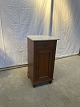 Savante i 
mahogni med 
marmorplade. 
den har 
brugsspor.
Højde 76 cm. 
Bredde 39 cm. 
Dybde 40 cm.