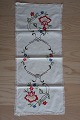 Gammel 
dug/bordløber
Håndbroderet 
med farvet 
broderi
Ca.  60cm x 
30cm
God stand
Varenr.: ...