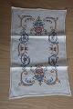 Gammel 
dug/bordløber
Håndbroderet 
med farvet 
broderi
Ca.  54cm x 
33cm
God stand
Varenr.: ...