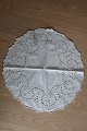 Gammel rund dug
Håndbroderet 
med hvidt 
broderi
Diam: 52cm
God stand
Varenr.: 
DG117-4-4168