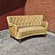 Gullig 
overpolstret 
topersoners 
sofa i velour.
Pletter på 
stoffet.
Sofaen står på 
lager og ...