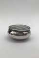 Hugo Grün Sølv 
Pilleæske Måler 
Diam 4.2 cm 
(1.65 inch) 
Vægt 17.4 gr 
(0.61 oz) 
(Brugsspor)