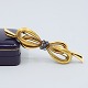 Broche af 18 
kt. guld med 
safirer. Form 
som en sløjfe. 
L. 6,8 cm. B. 
1,5 cm.
Antik ...