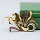 Surel; Broche i 
14 kt. guld 
prydet med 
diamanter, 
safirer og 
rubiner. 
L. 6,5 cm. H. 
4,1 ...
