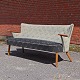 Tre personers 
sofa betrukket 
med 
struktureret 
lysegrå og 
koksgrå stof 
samt med armlæn 
og ben i ...