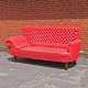 Ældre tre 
personers 
boudoir 
chaiselong sofa 
betrukket med 
solfalmet rødt 
uldstof og mørk 
lakeret ...