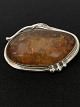 Broche i 
Sterlingsølv 
med Rav
Stemplet SD 
925S
Måler 4,0 cm 
længde
Bred 2,7 cm
Se desuden ...