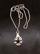 830 sølv art 
nouveau vedhæng 
3 x 1,8 cm. og 
sterling sølv 
kæde  39 cm. 
emne nr. 585896