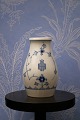 Bing & Grøndahl 
Blåmalet / 
Musselmalet 
vase med logo.
Dekorationsnummer: 
140. 1.sort. H: 
...