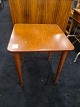 Kvadratisk 
lampebord fra 
1960´erne med 
plade i teak og 
ben i eg. 
Fremstår pænt 
og velholdt 
uden ...