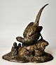 Ubekendt 
kunstner (20. 
årh.): 
Bronzefigur af 
fasan med 
kyllinger. H: 
22 cm. B: 23,5 
cm. Ustemplet. 