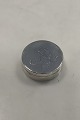 Dansk Pille 
Boks i Sølv
Måler 3,6m x 
1,5cm / 1.42 
inch x 0,59 
inch
Vejer 21 gram 
/ 0.75 ...