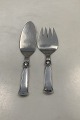 Cohr Fiske 
Serveringsbestik 
i Sølv / Stål 
Måler 21cm, 
18,5cm / 8.27 
inch, 7.28 inch