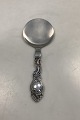 Rund 
Serveringsspade 
i Sølv / Stål 
med ornamentik 
Måler 19,3cm / 
7.60 inch