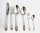 Hans Hansen. 
Arvesølv no. 6. 
Sterling 
sølvbestik til 
12 personer 
(925). 
Bestående af : 
...
