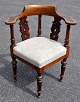 Hjørnestol, 19. 
årh. Danmark. 
Poleret mahogni 
og bøg. Med 
skæringer i ryg 
og armlæn. H.: 
84 cm. ...