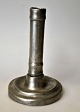 Dansk tin 
stage, ca. 
1800. Glat 
stamme. 
Ustemplet. H.: 
15,8 cm. 
Med 
indgravering på 
fod: M. DC