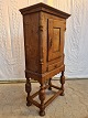 Skab i massivt 
egetræ, fra 
1880erne.
Det har 
brugsspor.
Højde 114cm 
Bredde 58cm 
Dybde 30cm