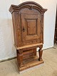 Gammelt skab i 
massivt egetræ, 
fra 1870erne.
Det har 
brugsspor og 
defekte lister.
Højde 129cm 
...