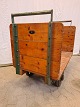 Gammel 
jernbanevogn i 
metal og 
fyrretræ, fra 
1930erne.
Den har en 
defekt.
Højde 89cm 
Bredde ...