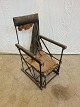 Resten af 
gammel stol i 
metal, fra 
1900erne.
Højde 98cm 
Sædehøjde 35cm