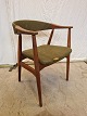 Armstol i 
teaktræ, fra 
1960erne.
Den har defekt 
betræk.
Ryghøjde 72cm 
Sædehøjde 45cm