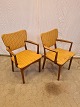2 Armstole i 
massivt 
nødetræ, fra 
1950erne.
Betrækket er 
defekt.
Ryghøjde 86cm 
Sædehøjde 45cm