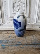 Royal 
Copenhagen 
lille vase 
dekoreret med 
blå blomst 
No. 1910/239, 
1. sortering
Højde 14 cm.