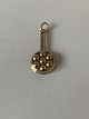 Smukt lille 
vedhæng/charm 
til armbånd i 
14 karat guld, 
udformet som en 
æbleskivepande. 
Vedhænget ...