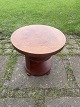 Sidebord i 
mahogni.
Den er i brugt 
stand med små 
finerskader.
Højde 55 cm. 
Diameter 61 cm.