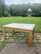Sofabord i 
massiv egetræ 
med kakler.
Det har 
brugsspor.
Højde 50 cm. 
Bredde 96 cm. 
Dybde 61 cm.
