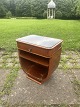 Sidebord i 
fineret mahogni 
m. glasplade. 
Udført ca. 
1930'erne i Art 
Deco stil.
Brugt stand, 
med ...
