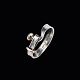 Georg Jensen 
Ring i sterling 
sølv med 18k 
guld #204A - 
Vivianna Torun. 

Tegnet af  
Vivianna ...