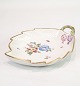 Bladformet Fad 
af Kongelig 
porcelæn med 
mønstret 
Saksisk blomst 
dekoreret i 
kanten med 
guld. ...