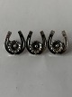 Broche i Sølv 
med 3 hestesko
Stemplet FROM 
sterling 
Danmark
Højde 13,95  
mm
Brede 36,3, 
...