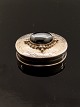 Sterling sølv 
pille æske 3,2 
x 2,4 cm. med 
hæmatit emne 
nr. 588526