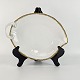 Fad formet som 
et blad og med 
hank, fra 
stellet 
Offenbach med 
guldkant. Nr. 
199
Design ...