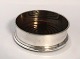 Engelsk 
sterling sølv 
vinbakke med 
træbund (925). 
Birmingham. 
Diameter 
indvendig 10,5 
cm.
